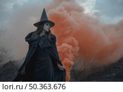 witchy clothes man with lantern looking away. Стоковое фото, агентство Ingram Publishing / Фотобанк Лори