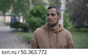 A frightened man looks around, hoping to find someone. Стоковое видео, видеограф Илья Шаматура / Фотобанк Лори