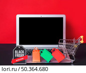 laptop near toy packets sign shopping trolley. Стоковое фото, агентство Ingram Publishing / Фотобанк Лори