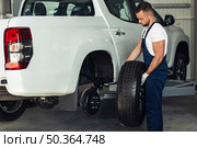 mechanical male changing car wheels. Стоковое фото, агентство Ingram Publishing / Фотобанк Лори
