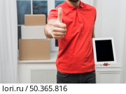 crop courier with tablet gesturing thumb up. Стоковое фото, агентство Ingram Publishing / Фотобанк Лори