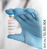 doctor showing vaccine recipient close up. Стоковое фото, агентство Ingram Publishing / Фотобанк Лори