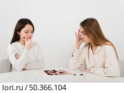 friends playing checkers home. Стоковое фото, агентство Ingram Publishing / Фотобанк Лори