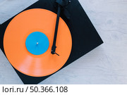 from record player with vinyl disc. Стоковое фото, агентство Ingram Publishing / Фотобанк Лори