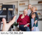hands taking s with camera. Стоковое фото, агентство Ingram Publishing / Фотобанк Лори