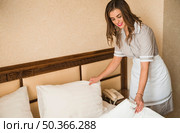 happy housekeeping maid making bed hotel. Стоковое фото, агентство Ingram Publishing / Фотобанк Лори