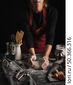 high angle baker kneading dough. Стоковое фото, агентство Ingram Publishing / Фотобанк Лори