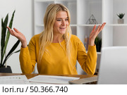 portrait casual woman video conferencing. Стоковое фото, агентство Ingram Publishing / Фотобанк Лори
