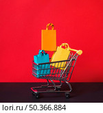 shopping trolley little packets. Стоковое фото, агентство Ingram Publishing / Фотобанк Лори