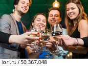 smiling male female friends toasting cocktails party bar. Стоковое фото, агентство Ingram Publishing / Фотобанк Лори