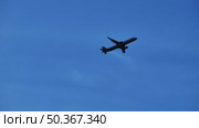 Passenger airplane flying high in the blue sky leaving contrails. Стоковое видео, видеограф Mikhail Davidovich / Фотобанк Лори
