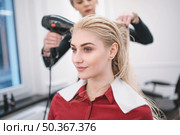 woman drying hair young girl. Стоковое фото, агентство Ingram Publishing / Фотобанк Лори