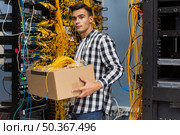 young man holding box with wires. Стоковое фото, агентство Ingram Publishing / Фотобанк Лори