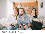group friends chilling with videogame. Стоковое фото, агентство Ingram Publishing / Фотобанк Лори