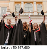 group students holding diploma. Стоковое фото, агентство Ingram Publishing / Фотобанк Лори