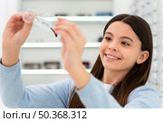 portrait girl eyeglasses store choosing pair 5. portrait girl eyeglasses store choosing pair 4. Стоковое фото, агентство Ingram Publishing / Фотобанк Лори