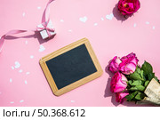 bouquet roses with small chalkboard. Стоковое фото, агентство Ingram Publishing / Фотобанк Лори