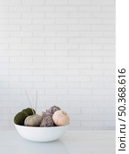 bowl with wool thread knitting. Стоковое фото, агентство Ingram Publishing / Фотобанк Лори