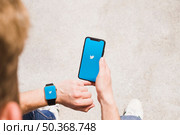 close up man with smartwatch cellphone showing twitter app. Стоковое фото, агентство Ingram Publishing / Фотобанк Лори