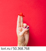 close up red condom woman s fingers. Стоковое фото, агентство Ingram Publishing / Фотобанк Лори