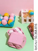 colorful easter eggs racks hay table. Стоковое фото, агентство Ingram Publishing / Фотобанк Лори