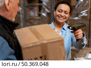 employees working warehouse 5. employees working warehouse 4. Стоковое фото, агентство Ingram Publishing / Фотобанк Лори