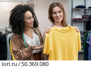 female personal shopper helping cutomer. Стоковое фото, агентство Ingram Publishing / Фотобанк Лори