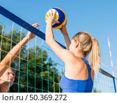 side view man woman playing beach volleyball. Стоковое фото, агентство Ingram Publishing / Фотобанк Лори