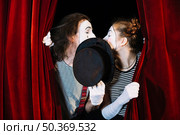 two mime artist standing curtain kissing. Стоковое фото, агентство Ingram Publishing / Фотобанк Лори