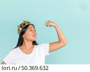 woman wearing crown raising her arm. Стоковое фото, агентство Ingram Publishing / Фотобанк Лори