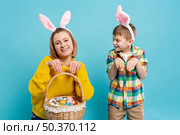 mother son imitating rabbit position. Стоковое фото, агентство Ingram Publishing / Фотобанк Лори