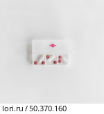 overhead view white plastic pill organizer white background. Стоковое фото, агентство Ingram Publishing / Фотобанк Лори