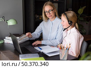 side view mother daughter participating online class. Стоковое фото, агентство Ingram Publishing / Фотобанк Лори
