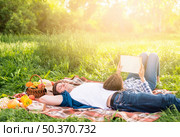 woman leaning boyfriend reading book. Стоковое фото, агентство Ingram Publishing / Фотобанк Лори