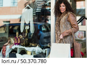 woman with shopping bags walking boutique. Стоковое фото, агентство Ingram Publishing / Фотобанк Лори