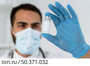 doctor looking vaccine recipient. Стоковое фото, агентство Ingram Publishing / Фотобанк Лори