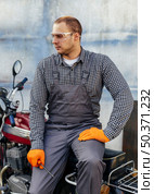 front view mechanic with safety glasses. Стоковое фото, агентство Ingram Publishing / Фотобанк Лори