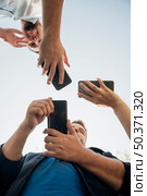 group friends chilling with smartphones outside. Стоковое фото, агентство Ingram Publishing / Фотобанк Лори