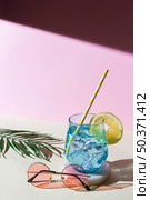 high angle drink glasses. Стоковое фото, агентство Ingram Publishing / Фотобанк Лори