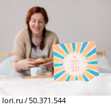low angle woman happy surprise. Стоковое фото, агентство Ingram Publishing / Фотобанк Лори
