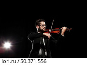 male musician playing violin. Стоковое фото, агентство Ingram Publishing / Фотобанк Лори