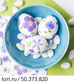 decoupaged eggs with dragees bowl. Стоковое фото, агентство Ingram Publishing / Фотобанк Лори
