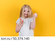 girl standing with painted egg felt pen. Стоковое фото, агентство Ingram Publishing / Фотобанк Лори