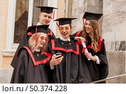 happy students graduating. Стоковое фото, агентство Ingram Publishing / Фотобанк Лори