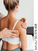 male osteopathic doctor checking female patient s scapula. Стоковое фото, агентство Ingram Publishing / Фотобанк Лори