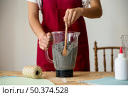 midsection view woman s hand stirring paper pulp blender. Стоковое фото, агентство Ingram Publishing / Фотобанк Лори