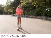 smiley girl wearing roller skates. Стоковое фото, агентство Ingram Publishing / Фотобанк Лори