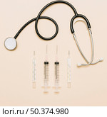 thermometers syringes near stethoscope. Стоковое фото, агентство Ingram Publishing / Фотобанк Лори