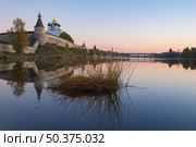 Октябрьский вечер на реке Великая. Исторический центр Пскова. Стоковое фото, фотограф Виктор Карасев / Фотобанк Лори
