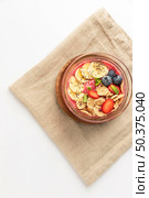 top view corn flakes bowl with strawberries blueberries. Стоковое фото, агентство Ingram Publishing / Фотобанк Лори
